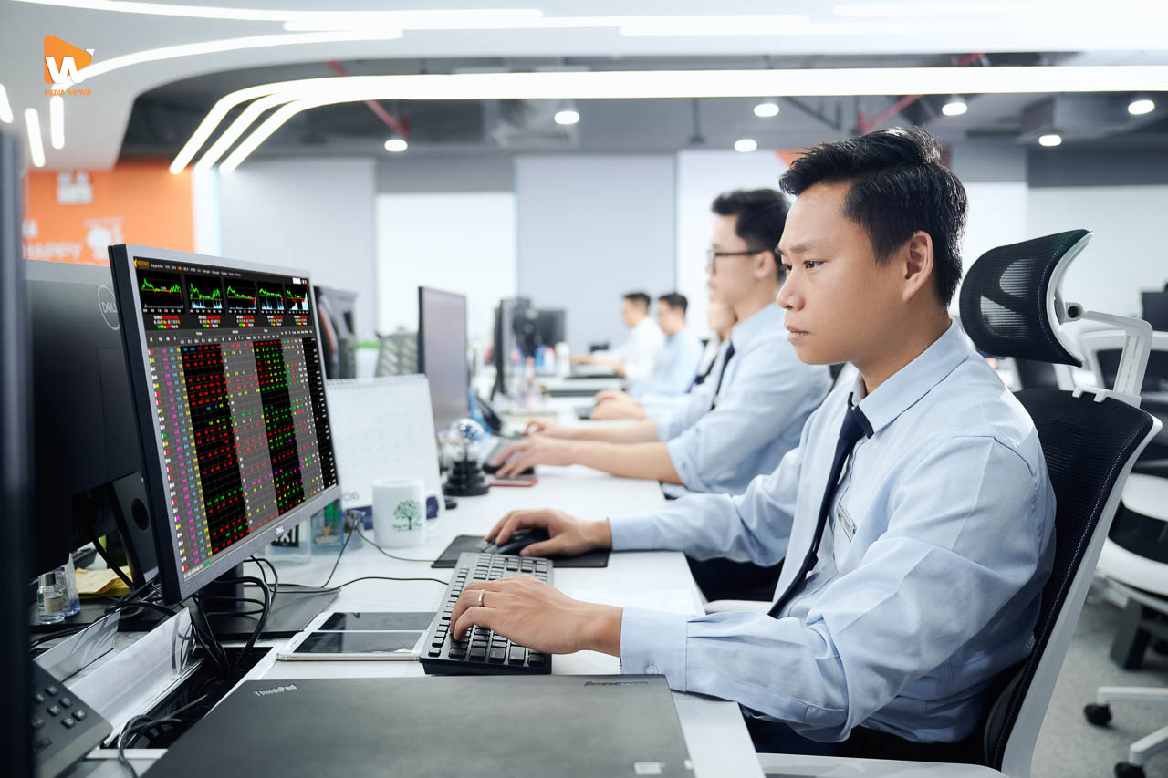 Chuyên viên VFS Securities theo dõi bảng giá chứng khoán trên màn hình